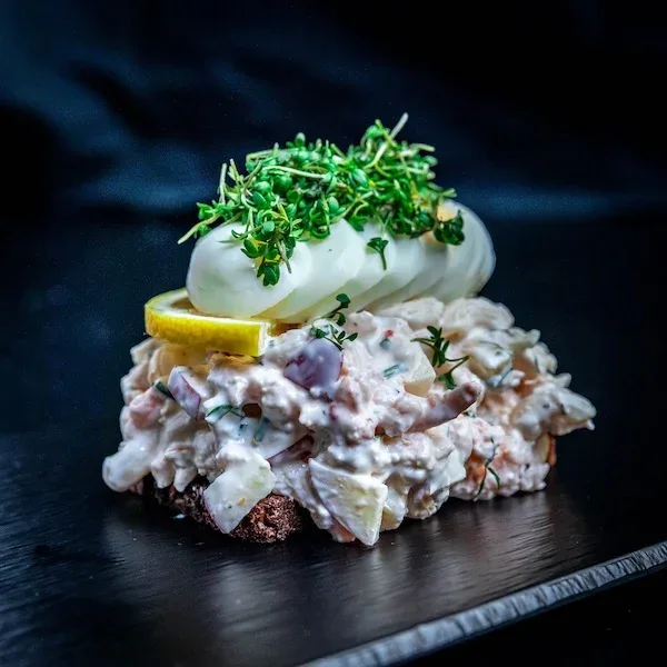 Smørrebrød med æg og rejer